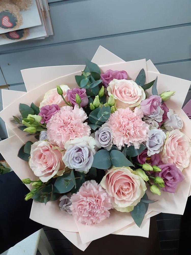 Букет цветов из: Розы, Гвоздики и Лизиантусы в Мартемьяново